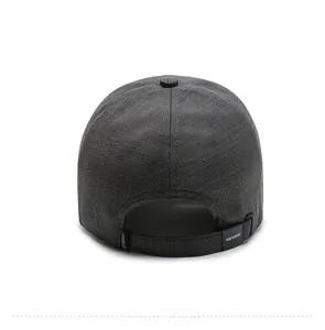 Détail arrière de la casquette gris foncé montrant la sangle réglable et l'étiquette