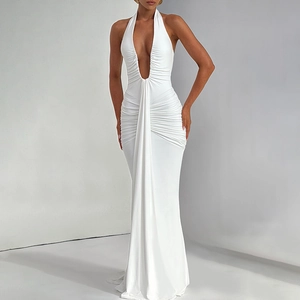 Robe longue blanche dos nu élégante avec décolleté en V plongeant et détails plissés