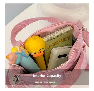 Dettaglio della capacità interna della borsa trapuntata rosa per piccoli accessori
