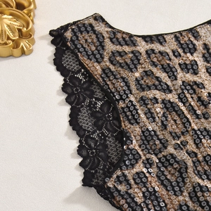 Détail d'un top court léopard avec des paillettes et de la dentelle noire