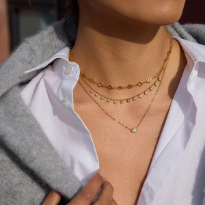 Détail du collier triple rang plaqué or 18 carats avec pendentif en zircon marquise