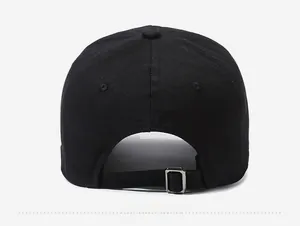 Detail der klassischen schwarzen Baseballkappe Rückansicht mit verstellbarer Metallschnalle
