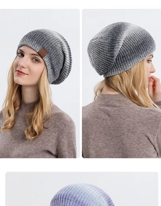 Gros plan sur la maille fine et le motif dégradé tie-dye avec une petite étiquette en cuir