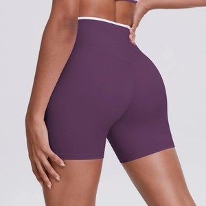 Détail du short de yoga violet taille haute avec taille contrastée blanche ajustée