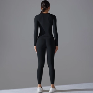 Vue arrière de l'ensemble de fitness noir taille haute avec effet galbant et sculptant