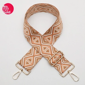 Dettaglio tracolla etnica in jacquard con motivi geometrici e fibbie in oro lucido