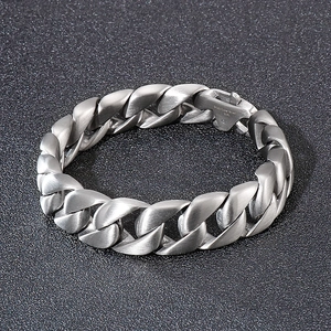 Détail macro d'une chaîne gourmette en acier inoxydable 316L pour homme style vintage