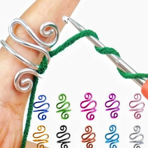 Anillo de ganchillo ajustable con forma de serpiente para tensión de hilo en varios colores