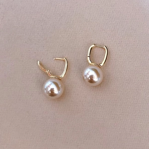 Elegant French-style gold U-shape hoop earrings with large round pearls for women