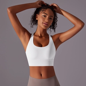 Dettaglio di un reggiseno sportivo bianco ad alto impatto con scollo a U e spalline larghe