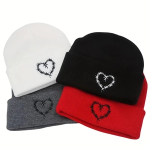 Ensemble de bonnets d'hiver en quatre couleurs avec broderie cœur pour mode extérieure
