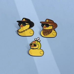 Lot de trois broches en émail canard cool avec chapeaux de cowboy et casques à hélice