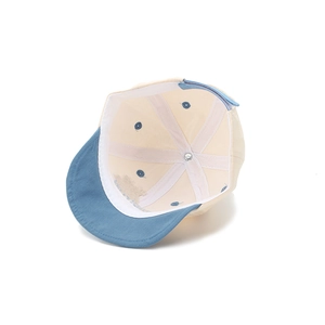 Détail de l'intérieur d'une casquette bébé en coton avec coutures et bandeau confort