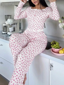 Détail du pyjama blanc avec imprimés cerises et bordures en dentelle délicates