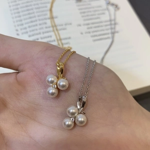Three-petal pearl necklace with zircon center in gold and silver minimalist style