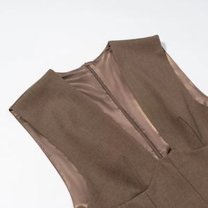 Gros plan d'une robe courte marron avec col montant et fermeture éclair invisible au dos