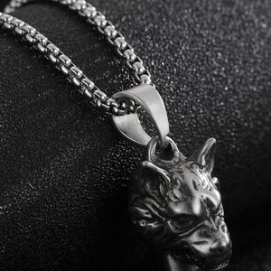 Vue macro du pendentif sifflet tête de loup en acier vintage avec finition sablée