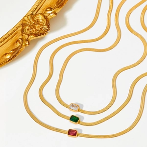 Collana a catena di serpente dorata con pietre di zircone rettangolari colorate su bianco