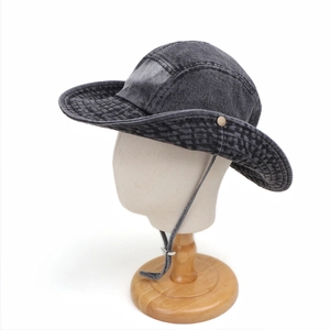Détail d'un chapeau bob en denim gris foncé avec cordon de serrage réglable pour femme