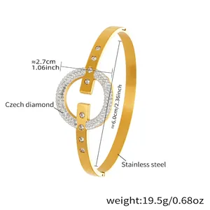 Vue détaillée du bracelet en acier plaqué or 18k avec un cercle pavé de diamants 2,7cm