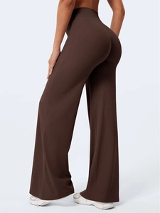 Dettaglio dei pantaloni da yoga a vita alta a gamba larga in marrone scuro