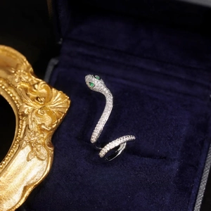 Vue macro de la manchette d'oreille serpent argentée avec zircone et yeux émeraude