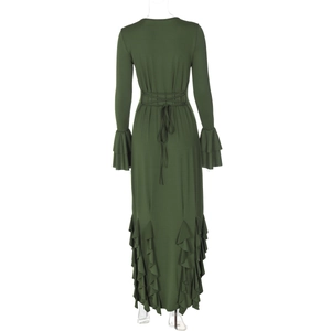 Vue détaillée du dos de la robe en maille vert armée avec ourlet à volants et manches cloche