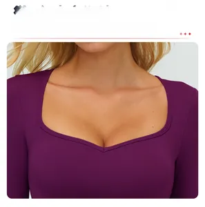 Vue macro d'un haut de sport violet avec décolleté en V et tissu élastique fitness