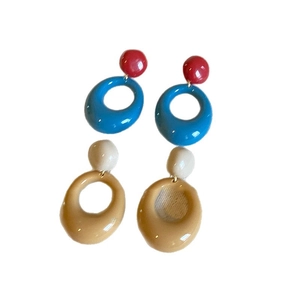 Retro resin oval hoop earrings in red-blue and caramel tones with silver posts