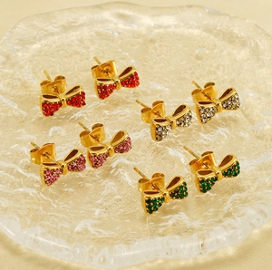 Vue détaillée de quatre paires de boucles d'oreilles nœuds avec strass colorés dorés