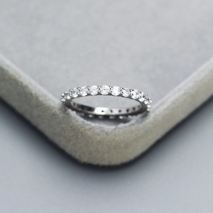 Sparkling 925 sterling silver eternity ring featuring round-cut pavé cubic zirconia
