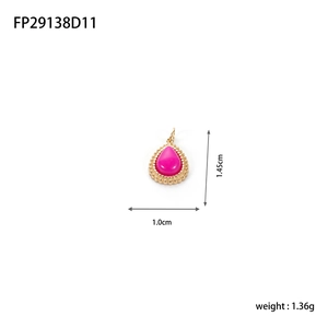 Détail macro du pendentif goutte montrant les dimensions de 1,45cm et pierre rose
