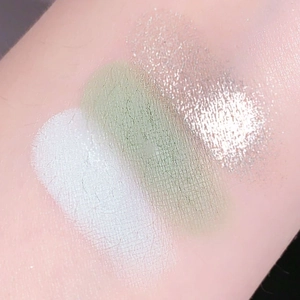 Swatches sur bras de poudre contouring blanc mat, vert et marron argenté scintillant