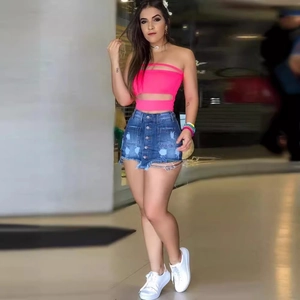 Ensemble d'été pour femme avec crop top rose découpé et mini-jupe en jean bleu boutonnée
