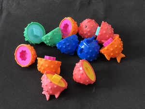 Detail der bunten Kugelfisch-Puzzlespielzeuge mit geometrischen Formen zum Anpassen