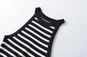 Dettaglio della trama in maglia a coste a righe bianche e nere del top con scollo all'americana