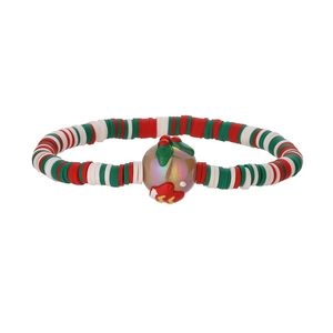 Détail du bracelet de Noël avec perles d'argile rouges vertes blanches et breloque brillante