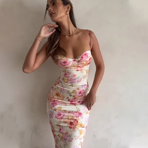 Détail d'une robe fleurie avec décolleté en cœur et buste froncé ajusté