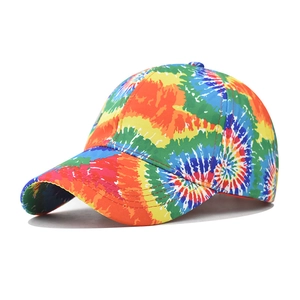 Gros plan détaillé des motifs tie-dye multicolores sur une casquette en coton
