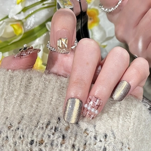 Faux ongles trapèze longs avec motifs œil de chat, pied-de-poule, perles et nœuds