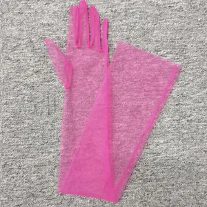 Detail von magentafarbenen, langen Brauthandschuhen aus leichtem Tüll und Netzstoff