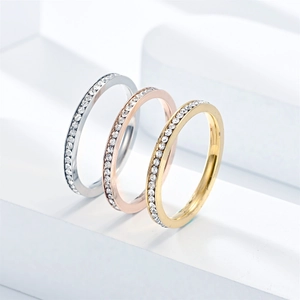 Lot de trois bagues d'éternité de 2 mm en acier titane avec pierres en argent, or et or rose