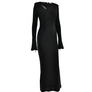 Detalle de vestido negro sexy de manga larga con hombro descubierto y diseño fruncido