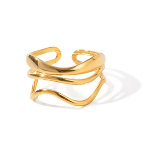 Minimalistischer goldener mehrlagiger Wellenring mit polierter Oberfläche