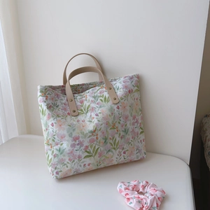 Sac fourre-tout en coton à fleurs et chouchou assorti avec poignées en similicuir