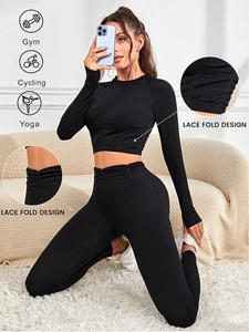 Détail du design plissé sur l'ensemble de sport noir à manches longues et legging