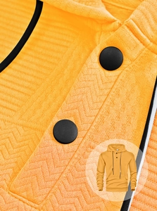 Vue macro du sweat à capuche jaune avec texture jacquard en tricot et détails de boutons