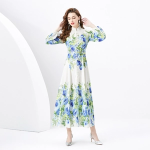 Maxikleid im Retro-Stil mit Stehkragen, langen Ärmeln und blau-grünem Blumenmuster