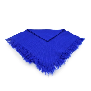 Dettaglio di una sciarpa quadrata in maglia blu con sottili frange lungo i bordi
