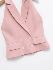 Détail du gilet licou rose avec boutons blancs à double boutonnage et revers